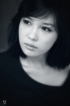 韩国女人人像摄影-犹豫的眼神