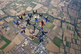 英国Pete Allum's Sixteen-way Skydive Formation空降兵跳伞员人像