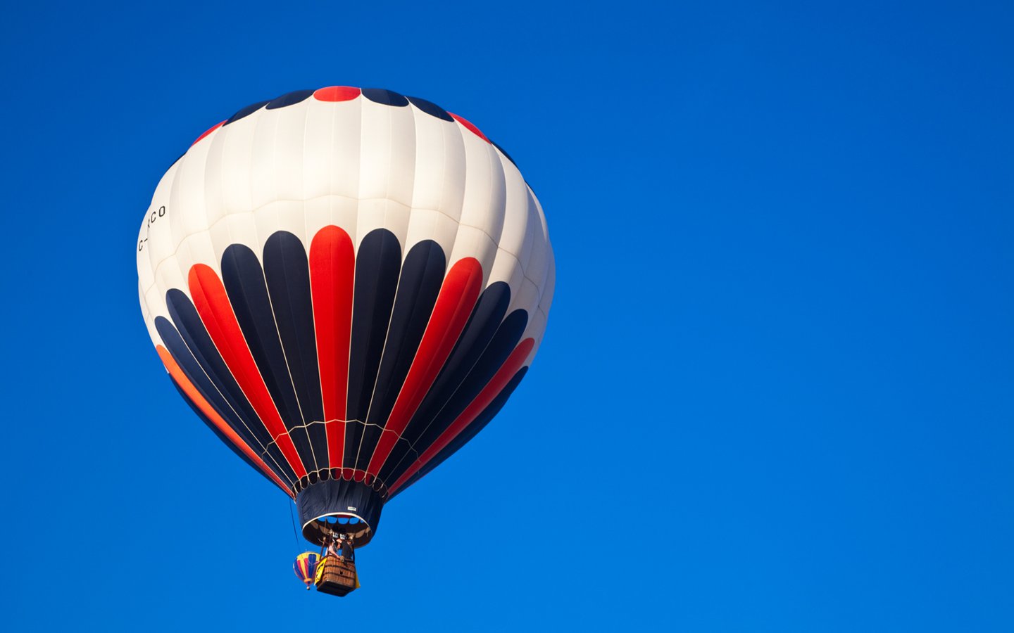 热气球蓝天白云背景图片-热气球蓝天白云背景素材图片-千库网