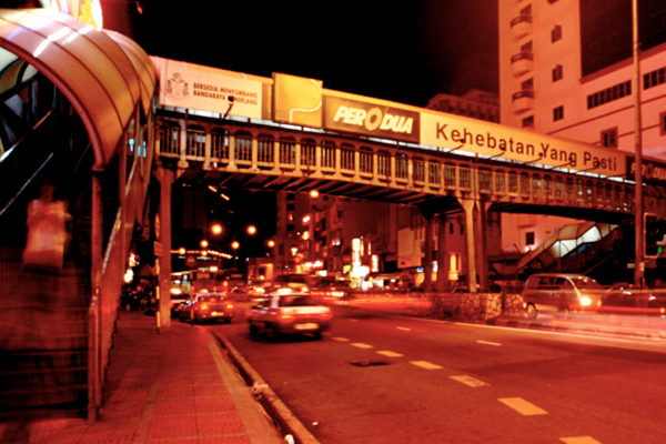 The Ifrit 4k-动感街头拿扇子的女人---酷图编号1