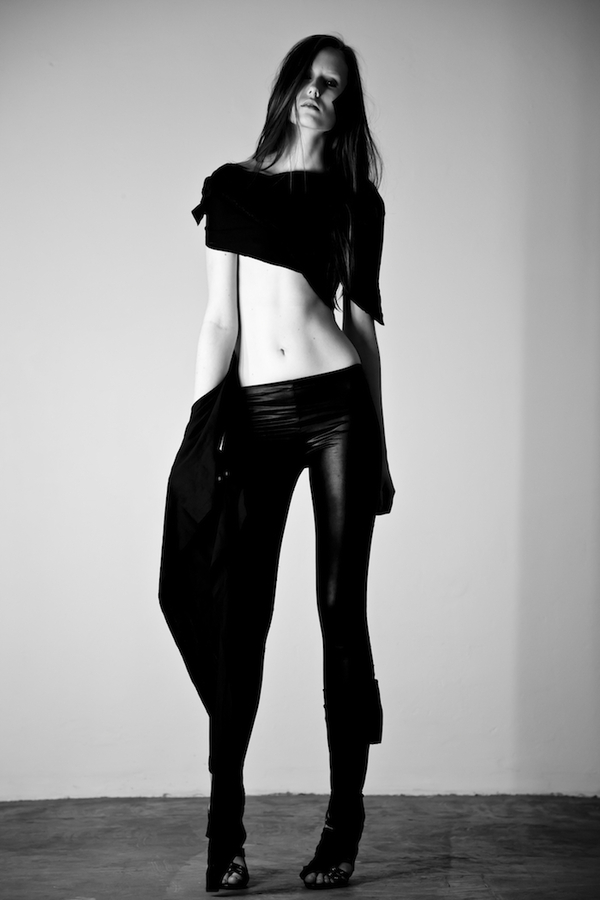 法国W E W I L L A L L B U R N时尚黑白女人像摄影图片