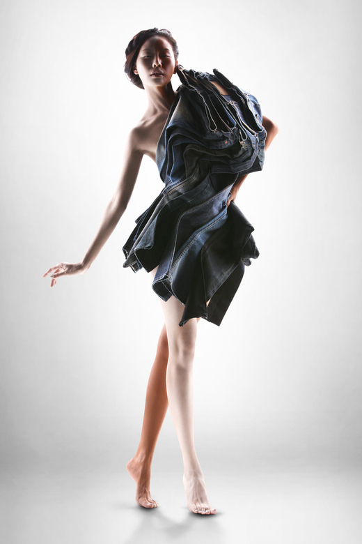 王九思:?粹的原?精神-牛仔裤时尚时装人像摄影图片