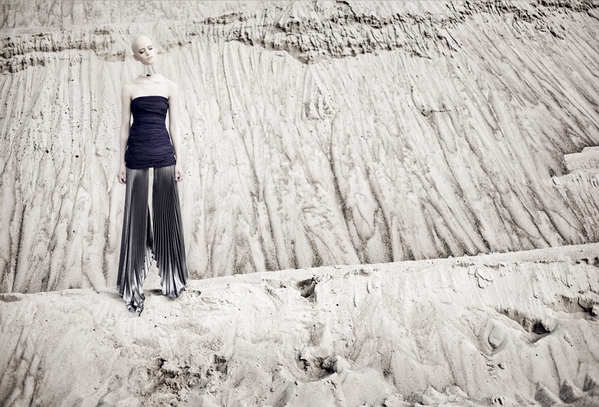 沙漠中的束脖时尚女人-landing---酷图编号2