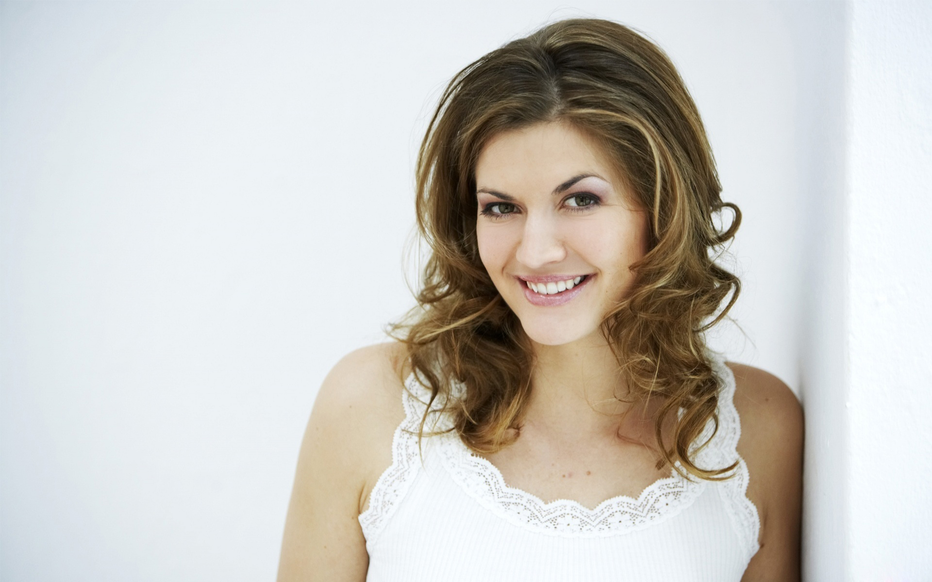 法国高清晰金发女性人物大头像摄影桌面壁纸---酷图编号3