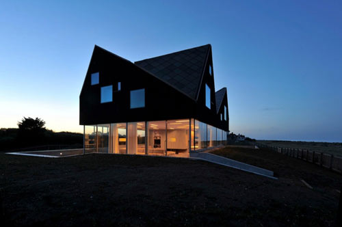 英格兰海岸-一个浮顶的概念后沙丘老式建筑房屋别墅封面大图