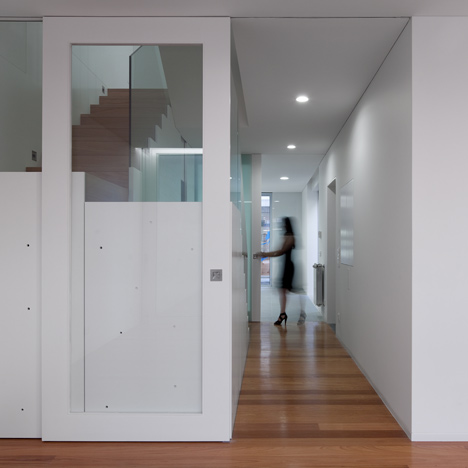 葡萄牙建筑师-灰色房子---酷图编号3