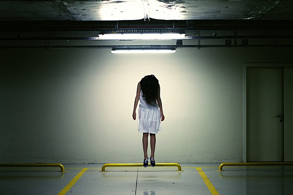 土耳其伊斯坦布尔burcum baygut摄影师-地下停车场的上吊女人