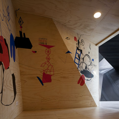 阿姆斯特丹-饮料品牌红牛-金属板环绕洞穴般的房间---酷图编号957582