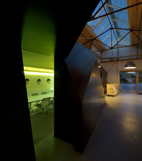 阿姆斯特丹-饮料品牌红牛-金属板环绕洞穴般的房间---酷图编号957584