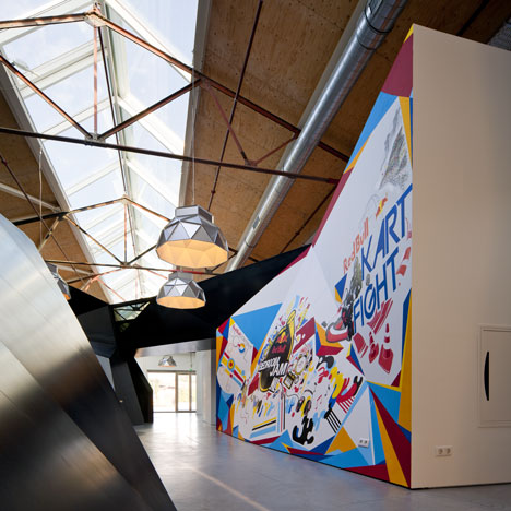 阿姆斯特丹-饮料品牌红牛-金属板环绕洞穴般的房间---酷图编号957586