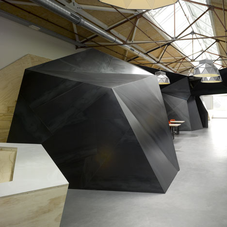 阿姆斯特丹-饮料品牌红牛-金属板环绕洞穴般的房间---酷图编号957587