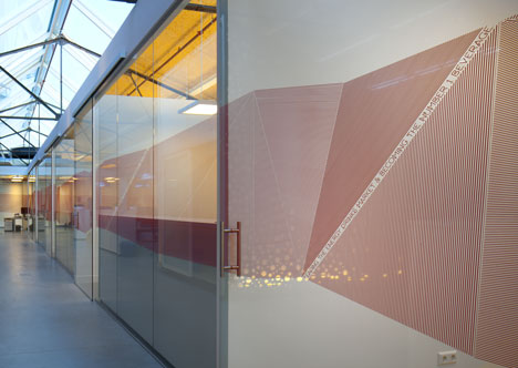 阿姆斯特丹-饮料品牌红牛-金属板环绕洞穴般的房间---酷图编号957589