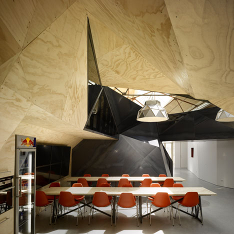 阿姆斯特丹-饮料品牌红牛-金属板环绕洞穴般的房间---酷图编号957590