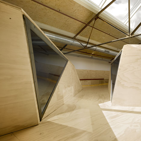 阿姆斯特丹-饮料品牌红牛-金属板环绕洞穴般的房间---酷图编号957591