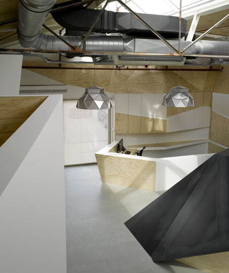 阿姆斯特丹-饮料品牌红牛-金属板环绕洞穴般的房间---酷图编号957592