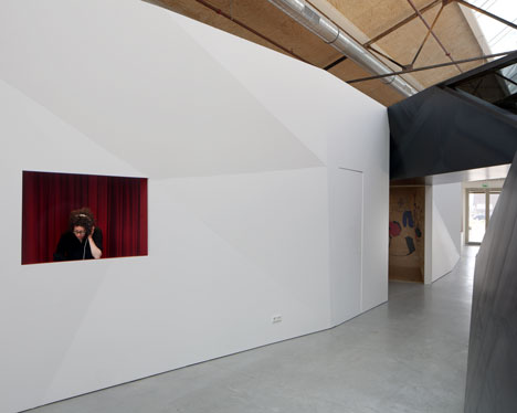 阿姆斯特丹-饮料品牌红牛-金属板环绕洞穴般的房间---酷图编号957593