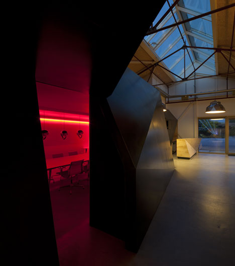 阿姆斯特丹-饮料品牌红牛-金属板环绕洞穴般的房间---酷图编号957594