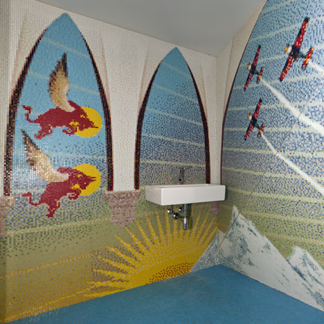 阿姆斯特丹-饮料品牌红牛-金属板环绕洞穴般的房间---酷图编号957595