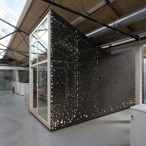 阿姆斯特丹-饮料品牌红牛-金属板环绕洞穴般的房间---酷图编号957596