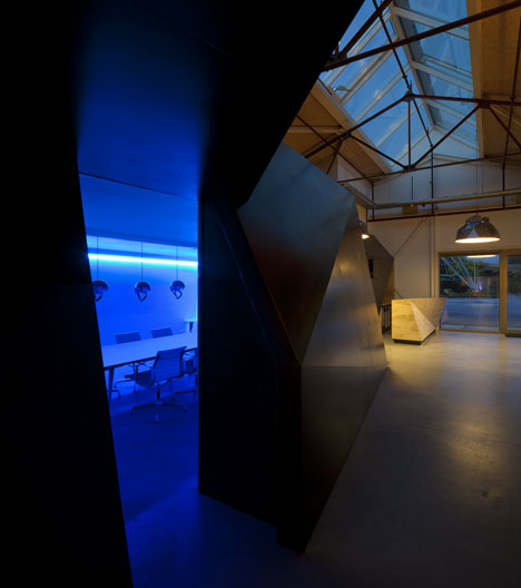 阿姆斯特丹-饮料品牌红牛-金属板环绕洞穴般的房间---酷图编号957597