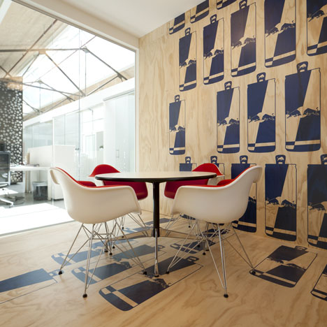 阿姆斯特丹-饮料品牌红牛-金属板环绕洞穴般的房间---酷图编号957599