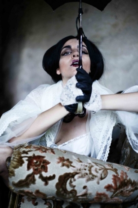 amanacer户外旅游的女人