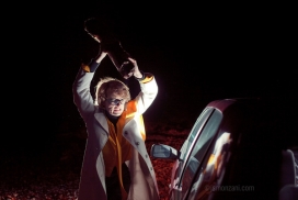 欧美PARALLELS户外女人摄影-手电筒光