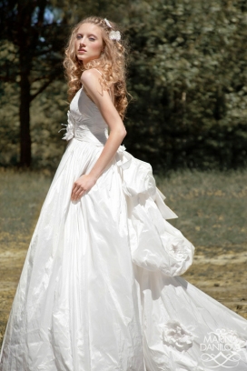 法国PAPILIO 2011完美新娘婚纱户外摄影欣赏