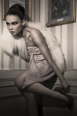 法国La fille sérieuse奢侈女性人像