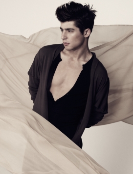 法国Attitude Magazine时装杂志封面设计-男人