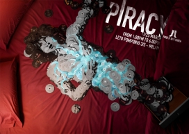 国外达人！First Floor Under媒体广告-CD唱片拼成的人像