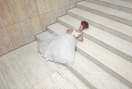 LEDA AND THE SWAN-婚纱女人与保时捷