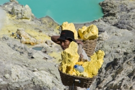 Working the S16 - Sulfur Mining in East Java硫磺采矿