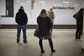 BERLIN车站的脚步与身影