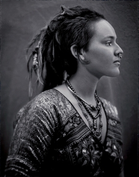 Goths Newtown黑白人像-鼻子带耳环的肖像