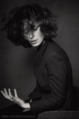 芬兰时尚黑白女人肖像摄影-The Conversation对话