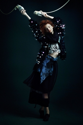 意大利Through the Looking Glass, Darkly-窥镜