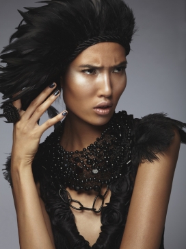 Magazines疯狂的首饰代言人像-黝黑肌肤