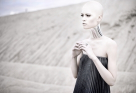 沙漠中的束脖时尚女人-landing