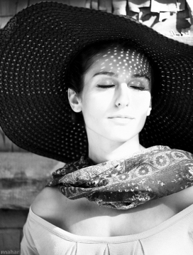 苏珊娜-黑帽黑白女人肖像