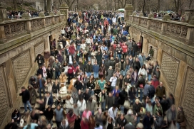 踵接肩摩!城市街头人像艺术