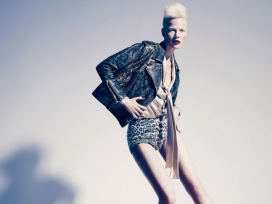 西班牙Blonde钢性女人时装人像