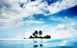 高清晰巴厘岛的天空-自然风景壁纸