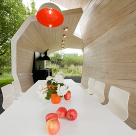 俄罗斯建筑师Arseniy Borisenko-游艇船体室外厨房