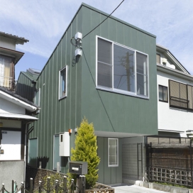 东京房子倾斜的天窗-悬浮阁楼和楼梯