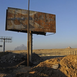 Manuel Alvarez Diestro.摄影师-输电塔-道路标志和生锈的户外广告