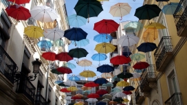 两张有意思的静物摄影-五彩雨伞与气球
