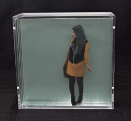 晶体柜子里面的人物插画肖像-哥伦比亚麦德林yosman botero作品