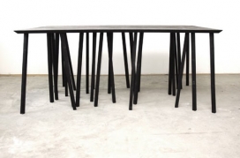 一条多条腿的桌子