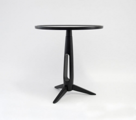 一个传统的英语茶几